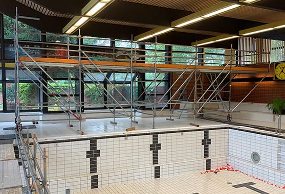 Ein Baugerüst in einer Schwimmhalle