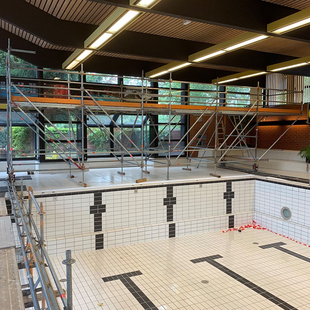 Eine Schwimmhalle mit einem Gerüst